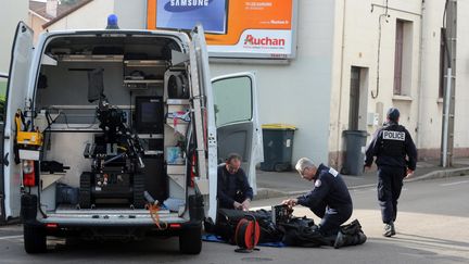 Des d&eacute;mineurs interviennent &agrave; Saint-Etienne (Loire), le 1er avril 2014, pour une fausse alerte &agrave; la bombe. ( MAXPPP)