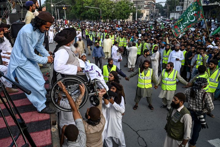 Khadim Hussain Rizvi, en fauteuil roulant, est descendu d'une scène lors d'un rassemblement contre la republication de caricatures de Mahomet par "Charlie Hebdo", le 4 septembre 2020, à Lahore (Pakistan). (ARIF ALI / AFP)