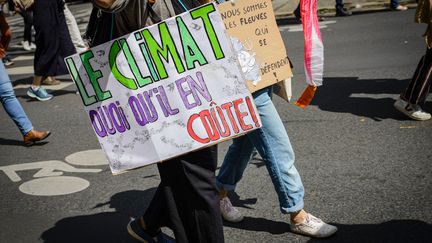 Une pancarte dans une manifestation pour le climat, le 9 mai 2021, à Paris.&nbsp; (JACOPO LANDI / HANS LUCAS / AFP)