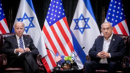 Le président américain, Joe Biden (à gauche), et le Premier ministre israélien, Benjamin Nétanyahou, lors d'une rencontre à Tel-Aviv (Israël), le 18 octobre 2023. (MIRIAM ALSTER / AFP)