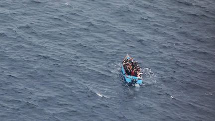 Une embarcation de migrants au large des côtes de la Libye, le 24 novembre 2021. (EYEPRESS NEWS / AFP)