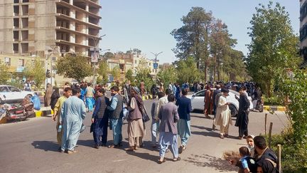 Des personnes se rassemblent dans les rues de Herat, en Afghanistan, le 7 octobre 2023, après un tremblement de terre de magnitude 6,3. (AFP)