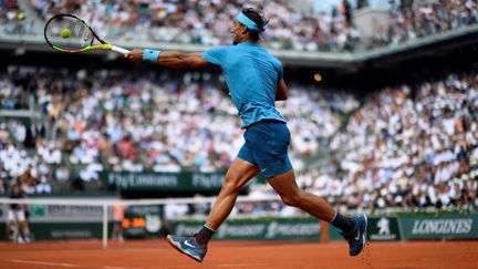 Le 10 juin 2018, le gaucher affrontait Dominic Thiem en finale des Internationaux de France. Pour sa première finale en Grand Chelem, à 24 ans, l'Autrichien s'est accroché une heure avant de plier (6-4, 6-3, 6-2) face au maître des lieux. (CHRISTOPHE SIMON / AFP)