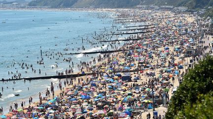 Des&nbsp;touristes&nbsp;se massent sur une plage à Bournemouth, au Royaume-Uni, le 25 juin 2020. (GLYN KIRK / AFP)