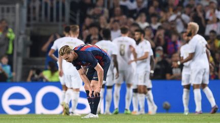 Frenkie De Jong, tête basse après l'ouverture du score du Bayern Munich, mercredi 26 octobre, au Camp Nou. (JOSEP LAGO / AFP)