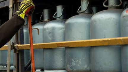 Des bouteilles de gaz stockées. (LOIC VENANCE / AFP)