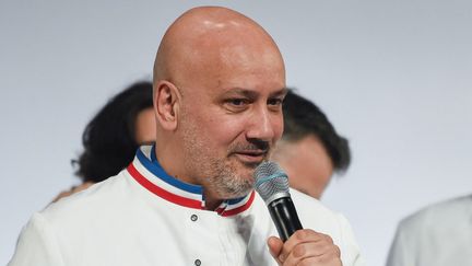 Frédéric Anton lors de la cérémonie de remise des prix du Guide Michelin France 2024 à Tours, le 18 mars 2024. (GUILLAUME SOUVANT / AFP)