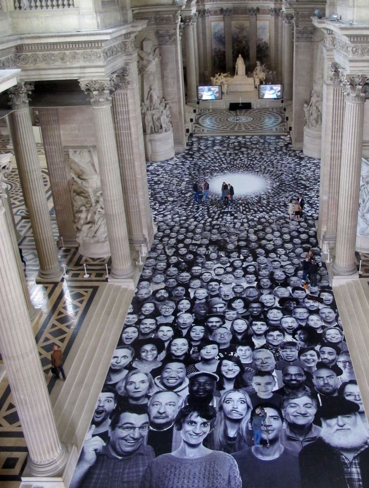 Le sol du Panthéon, recouvert de portraits d'anonymes par JR (3 juin 2014)
 (Photo Valérie Oddos / Culturebox / France Télévisions)