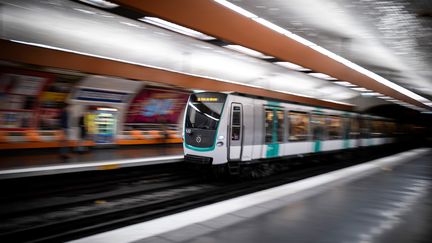 Un métro de la ligne 9 arrive en station, le 2 décembre 2019, à Paris.&nbsp; (LIONEL BONAVENTURE / AFP)