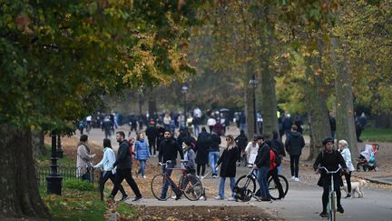 Les gens font de l'exercice à Green Park, dans le centre de Londres, le 8 novembre 2020 (photo d'illustration). (DANIEL LEAL-OLIVAS / AFP)