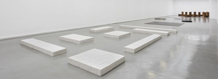 Vue de l’exposition, Carl Andre: Sculpture as Place, 1958–2010 au Musée d’Art moderne de la Ville de Paris ("Sand Lime Instar", 1966-1995)
 (Pierre Antoine)