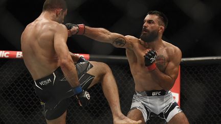 Benoît Saint-Denis (à droite) lors de la 2e édition de l'UFC Paris, le 2 septembre 2023, à l'Accor Arena, à Paris. (JULIEN DE ROSE / AFP)