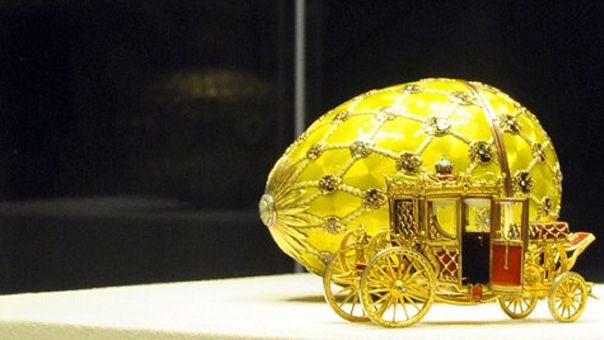 L'oeuf de Fabergé, avec son carrosse d'or miniature, réalisé en mémoire du couronnement du tsar.
 (OLGA MALTSEVA / AFP)