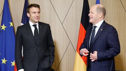 Emmanuel Macron et Olaf Scholz, le 6 décembre 2022, à Tirana, en Albanie. (LUDOVIC MARIN / AFP)