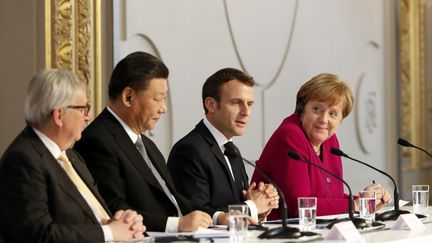 Le président de la Comission européenne,&nbsp;Jean-Claude Juncker, le président chinois, Xi Jinping, le président français, Emmanuel Macron, et la chancelière allemande, Angela Merkel, à Paris, le 26 mars 2019. (THIBAULT CAMUS / POOL /AFP)