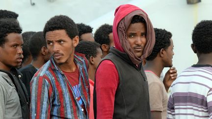 Des migrants arrivent dans le port italien d'Augusta, en Sicile, le 21 mai 2015.&nbsp; (GIOVANNI ISOLINO / AFP)