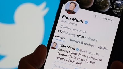 Un smartphone avec le compte Twitter d'Elon Musk, le 18 décembre 2022, à Los Angeles (Etats-Unis). (CHRIS DELMAS / AFP)