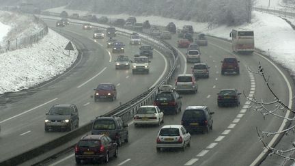 Des v&eacute;hicules roulent sur l'autoroute A43 entre Lyon et Chamb&eacute;ry, le 19 f&eacute;vrier 2005. (JEAN-PIERRE CLATOT / AFP)