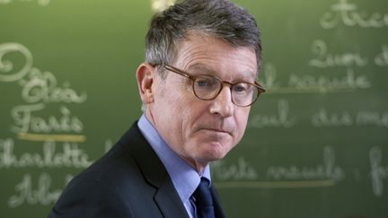 Vincent Peillon, le ministre de l'Education nationale, en visite dans une &eacute;cole &agrave; Bourges (Cher) le 15 f&eacute;vrier 2013.&nbsp; (ALAIN JOCARD / AFP)