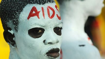 Campagne contre le sida au Ghana. Là- bas, les pêcheurs étaient convaincus que le sel de mer suffisait à tuer le virus du Sida. (Photo AFP/Joe Klamar)