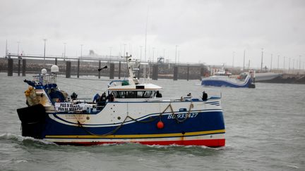 Des bateaux de pêche français bloquent l'entrée du port de Calais, le 26 novembre 2021. (BERNARD BARRON / AFP)