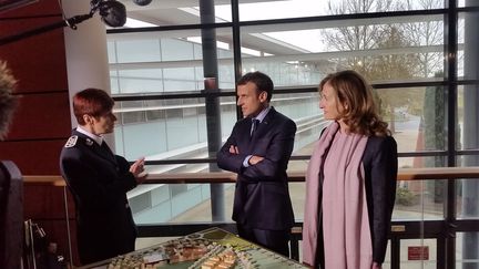 Emmanuel Macron et Nicole Belloubet visite l'Ecole nationale d'administration pénitentiaire, le 6 mars 2018, à Agen (Lot-et-Garonne). (SARA GHIBAUDO / RADIO FRANCE)