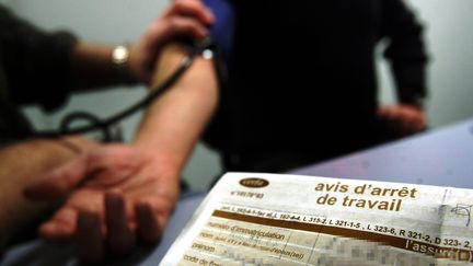  Le nouveau texte renforce les pouvoirs du médecin du travail.  (BROCARD PASCAL / MAXPPP)