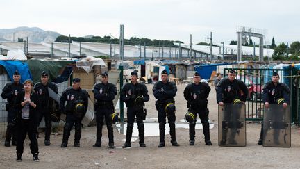 Le camp de Roms de Marseille, sur le site de la Parette, dans le quartier de Saint-Jean-du-D&eacute;sert (12e arrondissement), le 18 juin 2014 (BERTRAND LANGLOIS / AFP)