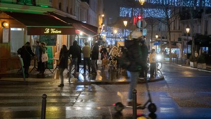 Dans un quartier du 9e arrondissement de Paris, lors de l'annonce du couvre-feu à 18 heures. (FRED DUGIT / MAXPPP)