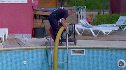 Incendies : des pompiers des Pyrénées-Orientales récupèrent l'eau des piscines