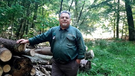 Philippe Belchi, responsable d’une unité territoriale de l'Office National des Forêts (ONF), dans le forêt de Saint-Germain-en-Laye (Yvelines), le 19 mai 2022. (VALENTIN DUNATE / RADIO FRANCE)