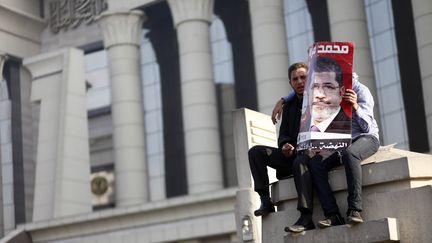 Des partisans du pr&eacute;sident &eacute;gyptien Mohamed Morsi encerclent la Cour constitutionnelle &eacute;gyptienne, le 2 d&eacute;cembre 2012 au Caire.&nbsp; (MAHMOUD KHALED / AFP)