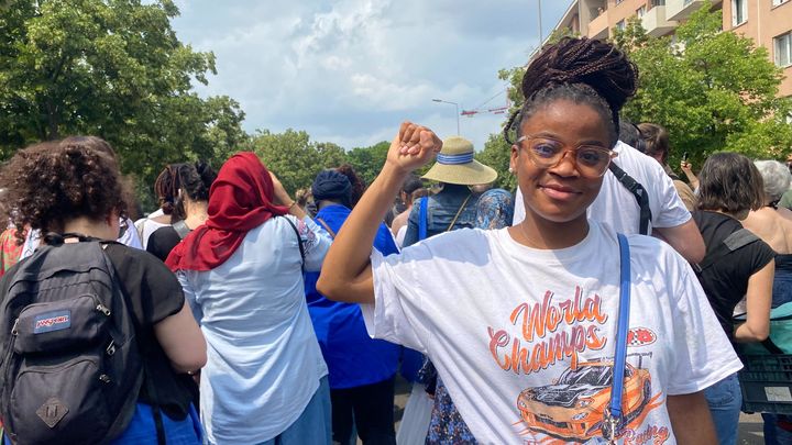 Sofia, 17 ans, est venue à la marche blanche organisée à Nanterre (Hauts-de-Seine) le 29 juin 2023 avec deux amis de classe, pour saluer la mémoire de Nahel. (ELOISE BARTOLI / FRANCEINFO)