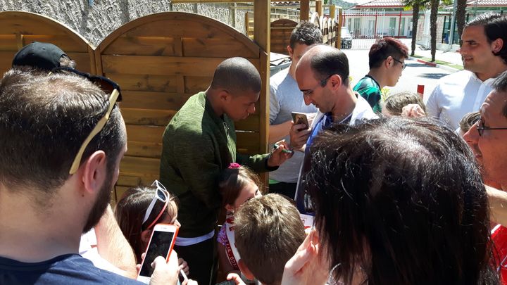 Kylian Mbappé, l'attaquant de Monaco, entouré de supporters, lundi 16 mai. (XAVIER MONFERRAN / RADIOFRANCE)