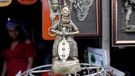 Un bronze dans un magasin de Benin City. (Akintunde Akinleye / Reuters)