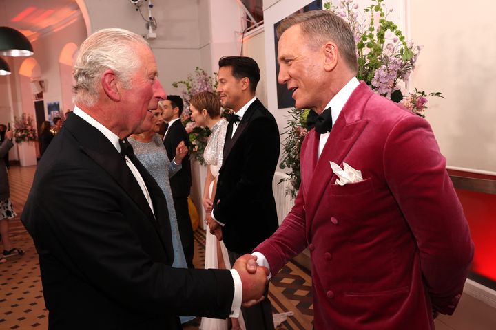 L'acteur Daniel Craig et le désormais roi Charles III, lors de la première mondiale de "No Time to Die" à Londres, le 28 septembre 2021. (CHRIS JACKSON / POOL / AFP)