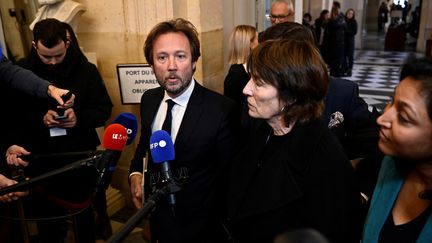 Des parlementaires socialistes à l'Assemblée nationale, à Paris, le 18 décembre 2023. (JULIEN DE ROSA / AFP)