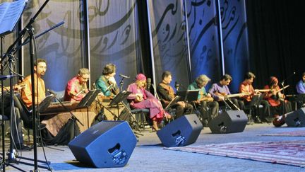 Un célèbre orchestre iranien de musique classique persane, le Shahnaz Ensemble, ici en concert à Dubaï en 2011. 
 (Kamran Jebreili/AP/SIPA)