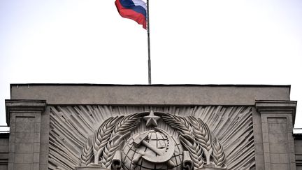 Le drapeau russe flotte sur le toit de la Douma, la chambre basse du Parlement russe, à Moscou, le 14 juillet 2023. (NATALIA KOLESNIKOVA / AFP)