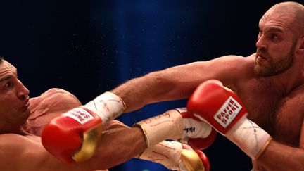 Tyson Fury (à droite) face à Vladimir Klitschko (PATRIK STOLLARZ / AFP)