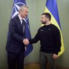 Le président ukrainien, Volodymyr Zelensky, et le président de l'Organisation du traité de l'Atlantique Nord, Jens Stoltenberg, le 20 avril 2023 à Kiev (Ukraine). (UKRAINIAN PRESIDENTIAL PRESS SERVICE / AFP)