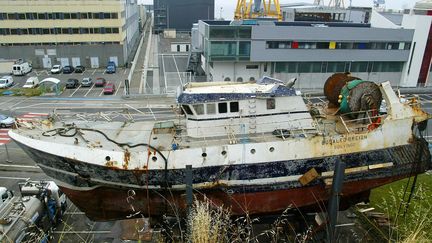 L'&eacute;pave du chalutier "Bugaled Breizh" mis &agrave; sec &agrave; Brest (Finist&egrave;re) pour les besoins de l'enqu&ecirc;te, le 15 juillet 2004. (MARCEL MOCHET / AFP)