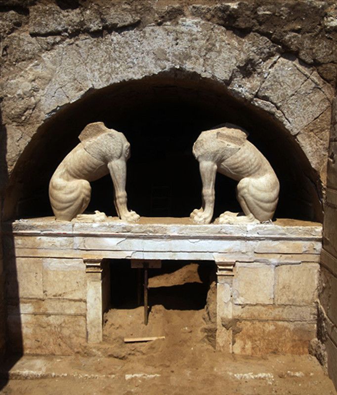 Les deux sphinx déjà mis au jour à l'entrée du tumulus.
 (Ministère grec de la Culture / AFP)