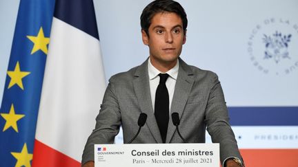 Le porte-parole du gouvernement Gabriel Attal, le 28 juillet 2021, lors du compte rendu du Conseil des ministres à Paris. (BERTRAND GUAY / AFP)