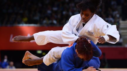 Avant la finale, la Fran&ccedil;aise Priscilla Gneto (en blanc) face &agrave; la Cor&eacute;enne Kim Kyung-Ok. (FRANCK FIFE / AFP)