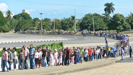 Des milliers de personnes font la queue, place de la Révolution à La Havane, lundi 28 novembre 2016, pour défiler au sein du&nbsp;mémorial José Marti, où des portraits de Fidel Castro ont été affichés. (ARTUR WIDAK / NURPHOTO / AFP)