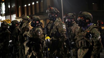 Des agents fédéraux durant le mouvement de protestation contre le racisme et les violences policières à Portland, le 26 juillet 2020. (CAITLIN OCHS / REUTERS)