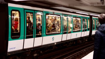 Une rame du métro parisien, le 20 octobre 2020. Photo d'illustration. (AURÉLIEN ACCART / RADIO FRANCE)