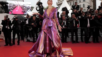 La mannequin brésilienne Isabeli Fontana prend la pose dans une robe scintillante. (IAN LANGSDON / EPA)