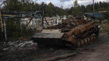 Un tank russe à Lyman, dans la région de Donetsk (Ukraine), le 5 octobre 2022.&nbsp; (METIN AKTAS / ANADOLU AGENCY / AFP)